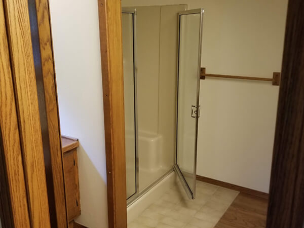 Mid-contemporary modern bathroom before renovation